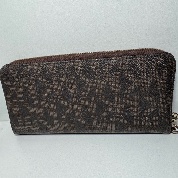 Michael Kors Logo Wallet - Picture 2 of 5